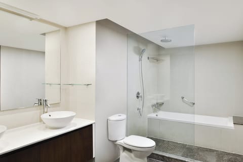 Deluxe Suite, 1 Bedroom | Bathroom | Shower, rainfall showerhead, free toiletries, hair dryer