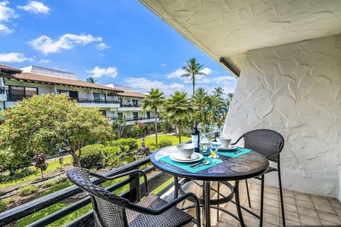 Spacious lanai offers outdoor dining at this Kona oceanfront rentals.