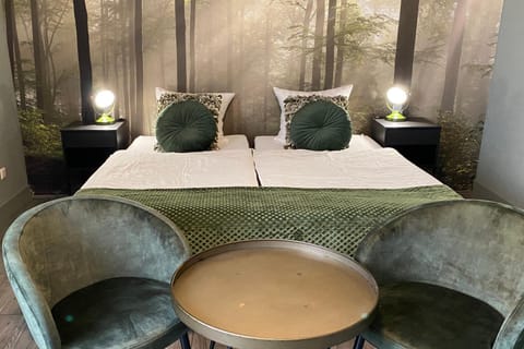 Premium bedding, desk, blackout drapes, free WiFi