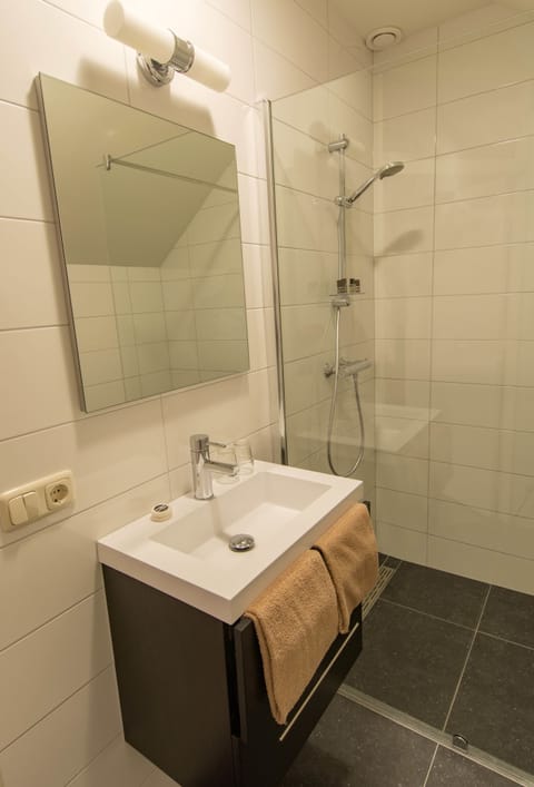 Premium bedding, desk, blackout drapes, free WiFi