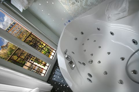 Suite | Bathroom | Free toiletries, hair dryer, bathrobes, slippers