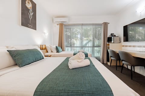 Junior Twin | Premium bedding, pillowtop beds, minibar, desk