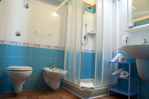 Shower, rainfall showerhead, free toiletries, hair dryer