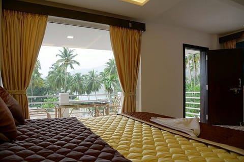 Executive Quadruple Room | 1 bedroom, hypo-allergenic bedding, down comforters, in-room safe