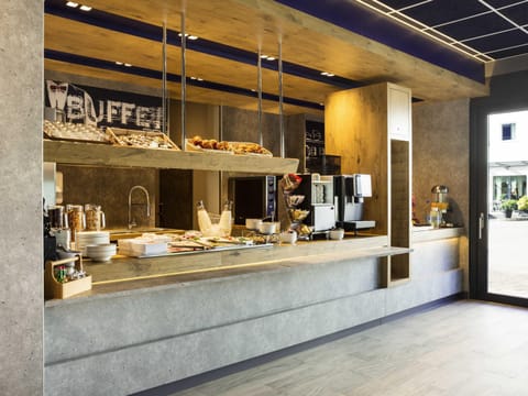 Daily buffet breakfast for a fee