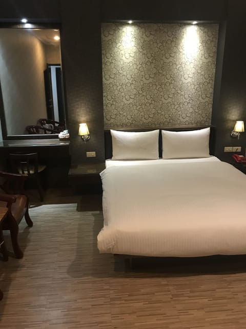Elite Double Room, 1 Double Bed, Non Smoking | Desk, blackout drapes, free WiFi, bed sheets