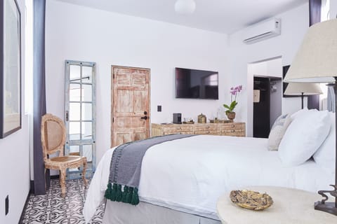 Standard Room, 1 Queen Bed | Egyptian cotton sheets, premium bedding, down comforters, minibar