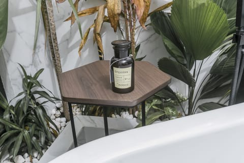 Superior Suite, 1 King Bed, Bathtub | Bathroom | Free toiletries, hair dryer, bathrobes, towels