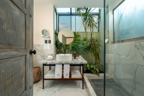 Standard Room, 1 Queen Bed | Bathroom | Free toiletries, hair dryer, bathrobes, towels