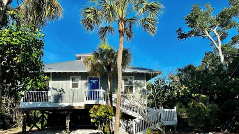 Close to beach, restaurants and golf. Sleeps 4.