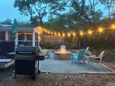 Private backyard with gas fire pit!!