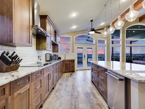 Well equipped kitchen with everything you might need