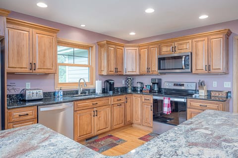 Large, fully-stocked granite kitchen awaits all cooks, snackers, crafting kids. 