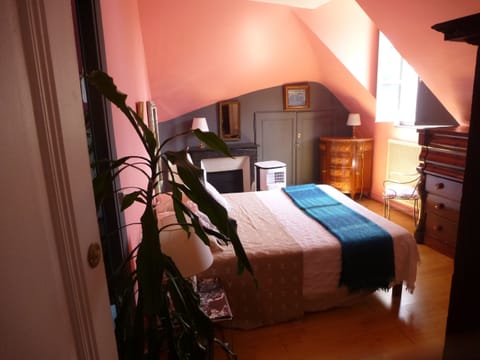 Classic Room | Bathroom | Hair dryer, towels