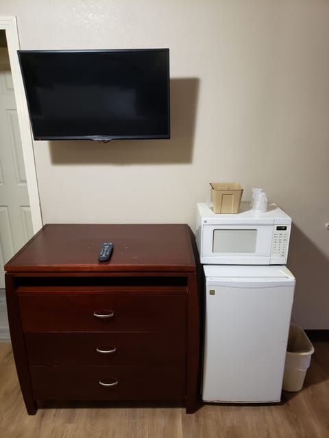 Standard Room, 1 King Bed, Smoking | Iron/ironing board, free WiFi, bed sheets