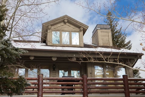 Front side facing Deer Valley Drive North.