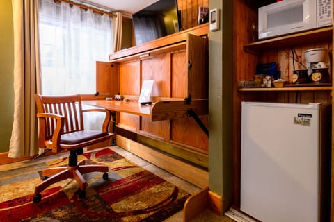 Standard Room, 1 Queen Bed, Non Smoking, Fireplace (dog friendly) | Premium bedding, memory foam beds, individually decorated