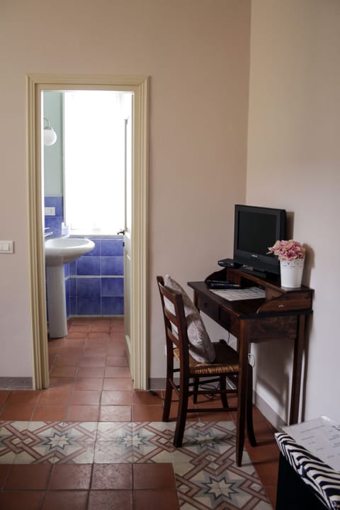 Double Room | Desk, free WiFi, bed sheets
