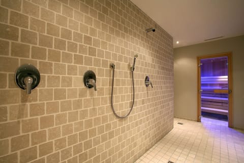 Indoor pool, sun loungers