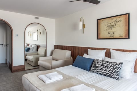 Business Triple room with extra bed | Minibar, desk, soundproofing, iron/ironing board