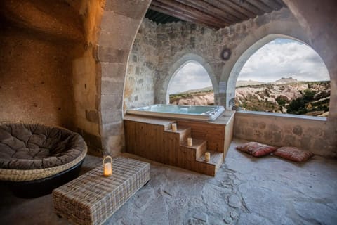 Royal Suite with Outdoor Hot Tub and Fireplace | Premium bedding, minibar, in-room safe, individually decorated