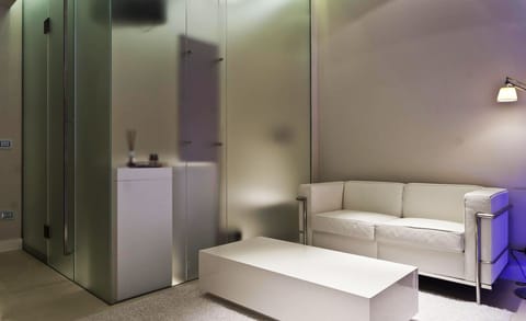 Junior Suite | Minibar, in-room safe, individually decorated, individually furnished