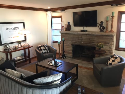 Beautiful living room w/ flat screen tv.