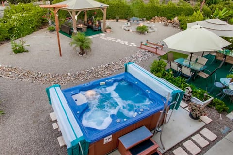 Enjoy the 8'x 10' hot tub. Space for your children to run and play.
Te