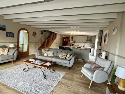 Spacious lounge with comfortable seating for 7 people