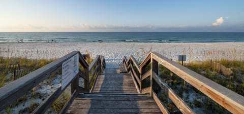 Steps to the beach 
