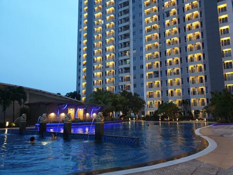 2 outdoor pools
