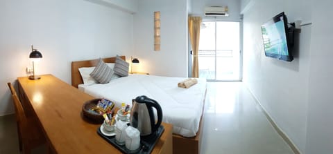 Comfort Studio, 1 Queen Bed | Free WiFi, bed sheets