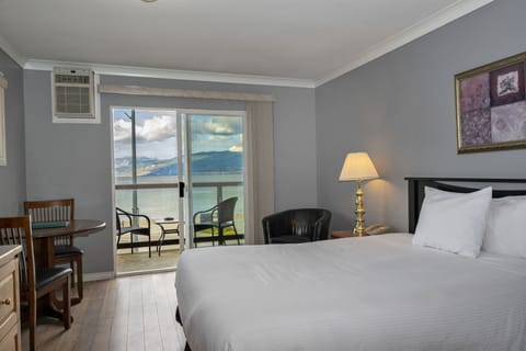 Studio Suite, Lakeside | Iron/ironing board, free WiFi, bed sheets