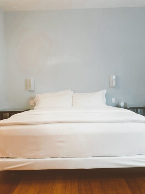 Classic Room, 1 King Bed | Premium bedding, down comforters, pillowtop beds, desk