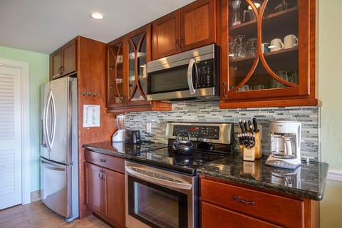 Kahana Sunset D6- Fully Stocked Kitchen