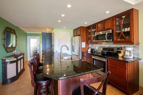 Kahana Sunset D6- Full Kitchen w/ Bar Stools