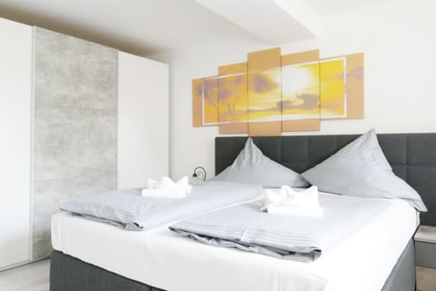 Triple Room | Desk, WiFi (free), bed sheets