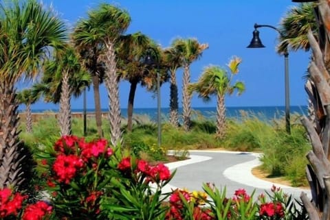 Condo, 2 Bedrooms | Property grounds