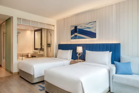 2 Twin Deluxe Plaza View Theme Park Access | 1 bedroom, hypo-allergenic bedding, Select Comfort beds, minibar