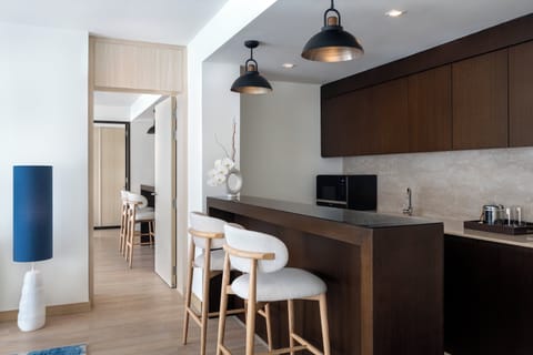 1 bedroom, hypo-allergenic bedding, Select Comfort beds, minibar