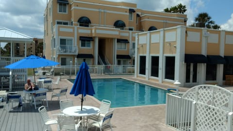 Pool with Hot Tub