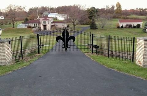 Huge Estate! 10 Acres, Sleeps 12+, 2 Ponds, Privately Gated, Short/Long Term