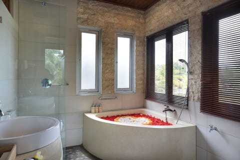 Luxury Suite, 1 King Bed, Valley View, Poolside | Bathroom | Separate tub and shower, deep soaking tub, rainfall showerhead