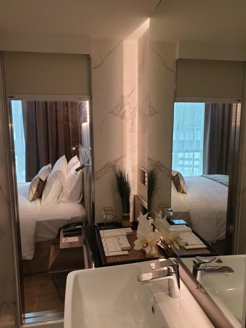 Shower, rainfall showerhead, free toiletries, hair dryer