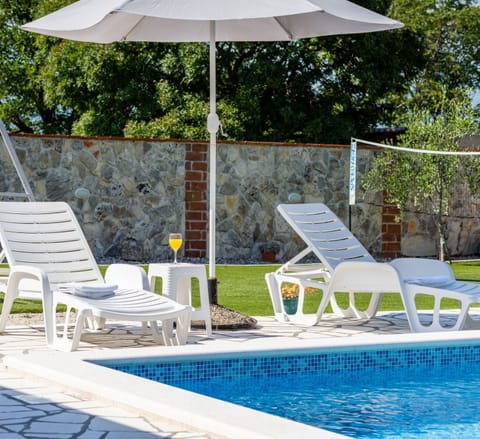 Water, Plant, Furniture, Property, Shade, Swimming Pool, Sunlounger, Outdoor Furniture, Umbrella, Chair