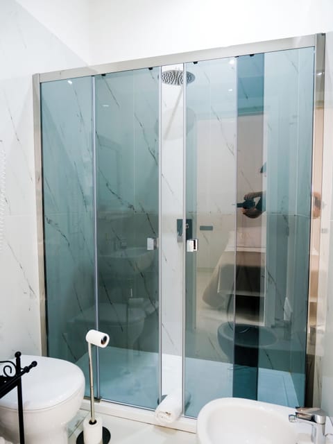 Deluxe Room | Bathroom | Separate tub and shower, jetted tub, bidet, towels