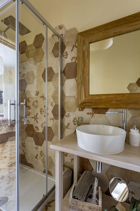 Shower, rainfall showerhead, free toiletries, hair dryer