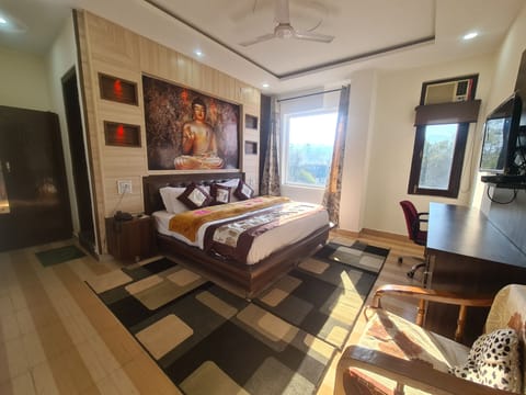 Deluxe Double Room, 1 Double Bed, Non Smoking | Free WiFi, bed sheets