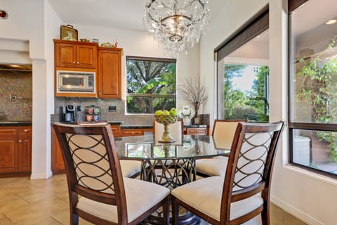 Casual kitchen dining for 6.