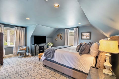 Room, 1 King Bed, Non Smoking, Courtyard View | Individually decorated, individually furnished, iron/ironing board